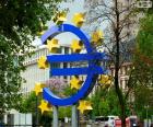 Скульптура логотип Европейского центрального банка, Франкфурт, Германия